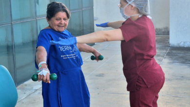 Photo of Fisioterapia ao ar livre e banhos de sol favorecem recuperação de pacientes no HRC